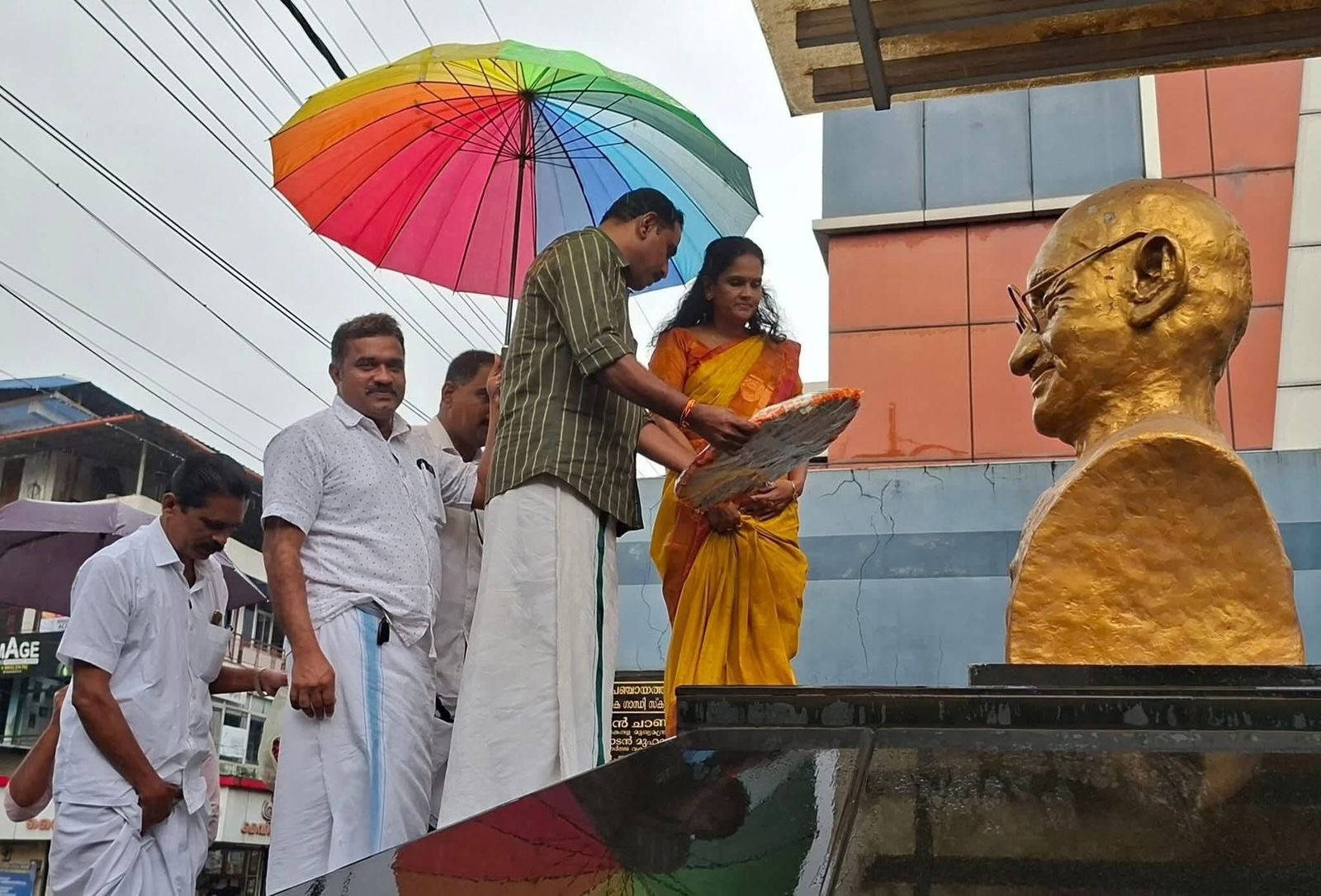 ഗാന്ധി പ്രതിമയ്ക്ക് മുമ്പിൽ ബിജെപി പ്രവർത്തകർ റീത്ത് വെച്ചു; പ്രതിഷേധവുമായി കോൺഗ്രസും ഡിവൈഎഫ്ഐയും