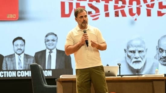 ഒരേവിലാസത്തിൽ വിവിധ സംസ്ഥാനങ്ങളിൽ കൂട്ടത്തോടെ വോട്ടര്‍മാർ, വീട്ടുനമ്പർ പൂജ്യം, അച്ഛന്റെ പേരിന്റെ സ്ഥാനത്ത് ഇംഗീഷ് അക്ഷരമാല – തിരഞ്ഞെടുപ്പ് അട്ടിമറിച്ചെന്ന്‌ രാഹുൽ