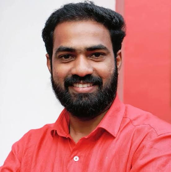 തെരുവ് നായ വിവാദം: രാഹുലിനെയും പ്രിയങ്കയെയും മനേക ഗാന്ധിയെയും വിമർശിച്ച് ഡിവൈഎഫ്‌ഐ സംസ്ഥാന സെക്രട്ടറി വി.കെ. സനോജ്