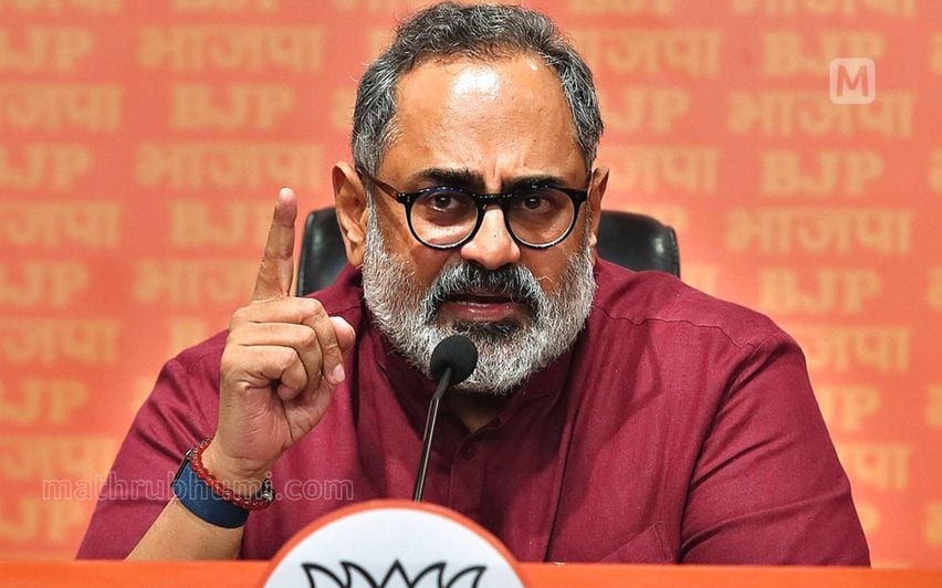 മുഖ്യമന്ത്രിയെ വിമർശിച്ച് ബി.ജെ.പി അധ്യക്ഷൻ രാജീവ് ചന്ദ്രശേഖർ; “കുട്ടികളുടെ ദേശഭക്തി പാട്ടിൽ എന്താണ് തെറ്റ്?”