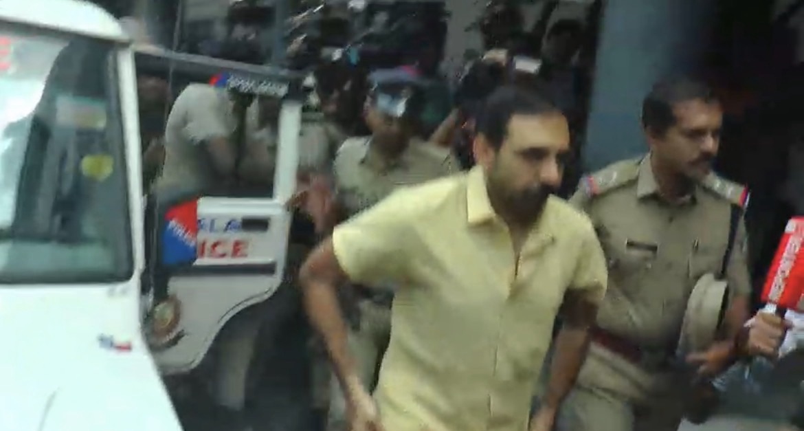 ശബരിമല സ്വർണക്കവർച്ച കേസ്: ഉണ്ണികൃഷ്ണൻ പോറ്റിയുടെ വീട്ടിൽ നിന്ന് രേഖകളും സ്വർണവും പിടികൂടി