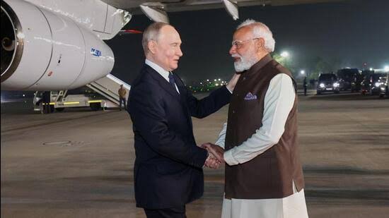 പുടിനെ വിമാനത്താവളത്തിലെത്തി നേരിട്ട് സ്വീകരിച്ച് പ്രധാനമന്ത്രി; മടങ്ങിയത് ഒരേ കാറിൽ