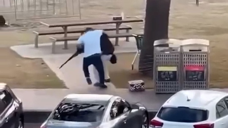 സിഡ്‌നി ബോണ്ടി ബീച്ച് ആക്രമണം: 11 പേരെ കൊന്ന ഷൂട്ടറെ കീഴടക്കിയ ‘ഫ്രൂട്ട് വെണ്ടർ ഹീറോ’