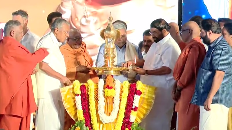 ബുൾഡോസർ രാജ് വിവാദത്തിനുശേഷം കേരള–കർണാടക മുഖ്യമന്ത്രിമാർ ഒരേ വേദിയിൽ; ശിവഗിരിയിൽ രാഷ്ട്രീയ കൗതുകം