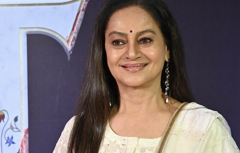 ബോളിവുഡിൽ കുടുംബബന്ധങ്ങൾ മരിച്ചു; ജീവനോടെ ഉള്ളത് തെന്നിന്ത്യൻ സിനിമകളിൽ – സെറീന വഹാബ്