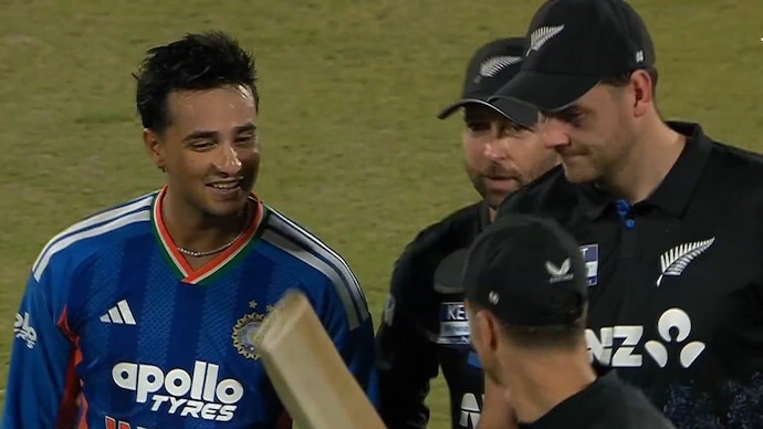 അഭിഷേക് ശർമയുടെ ബാറ്റിൽ ‘സ്പ്രിംഗ്’? പരിശോധിച്ച് കിവീസ് താരങ്ങൾ; വീഡിയോ വൈറൽ