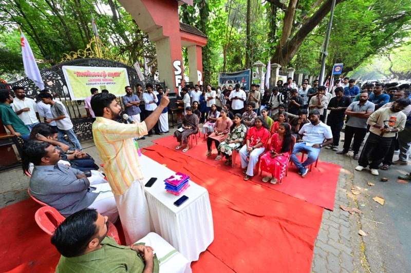 ‘സതീശന്റെ നുണകൾ’ – ഡി.വൈ.എഫ്.ഐയുടെ വ്യത്യസ്ത മത്സരം മഹാരാജാസിന് മുന്നിൽ