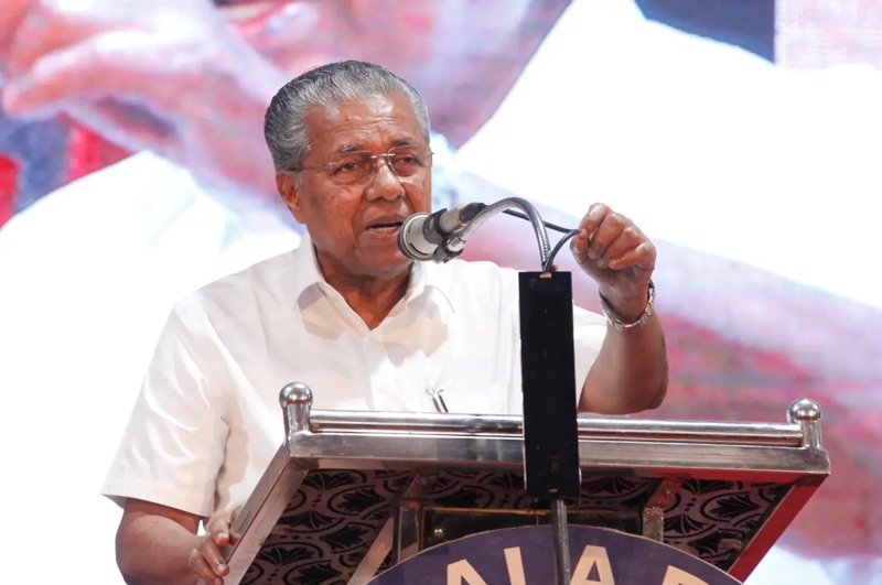 ‘ഞാനുണ്ടാകുമ്പോൾ കളിക്കുന്ന കളിയാണ്’; മൈക്കിന്റെ അപശബ്ദത്തിൽ മുഖ്യമന്ത്രിയുടെ തമാശ സദസ്സിനെ ചിരിപ്പിച്ചു