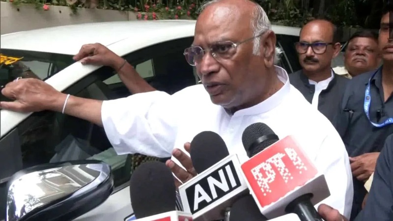 “കേരളത്തിൽ ‘കമ്യൂണിസ്റ്റ് ജനതാ പാർട്ടി’; സിപിഐഎമ്മിനെതിരെ ഡീൽ ആരോപണവുമായി ഖാർഗെ”