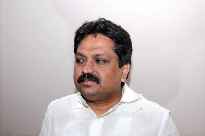 വിരമിച്ച ശേഷവും നക്ഷത്രചിഹ്നം വെച്ച കാറിലെ യാത്ര; മുൻ ഡിജിപി ടോമിൻ തച്ചങ്കരിക്ക് ഹൈക്കോടതിയുടെ നോട്ടീസ്