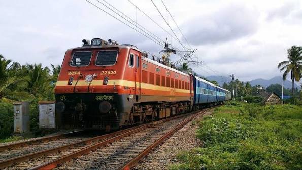 ട്രയിൻ വൈകിയാൽ സൗജന്യ ഭക്ഷണം, മുഴുവൻ പണവും തിരികെ! അറിയാം ഐആർസിടിസിയുടെ ഈ അടിയന്തര നിയമങ്ങൾ